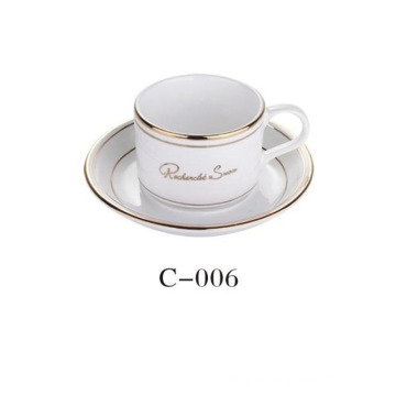 Taza de café de porcelana blanca